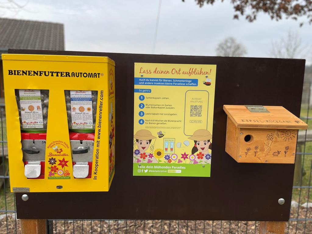 Bienenfutterautomat am Kinderhaus