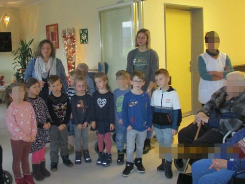 Die Kinder stehen aufgereiht und tragen "Drauß'vom Walde komm' ich her..." vor.